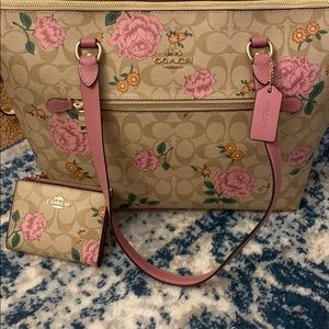 Coach Zip Tote Prairie Rose Print +Matching Wallet